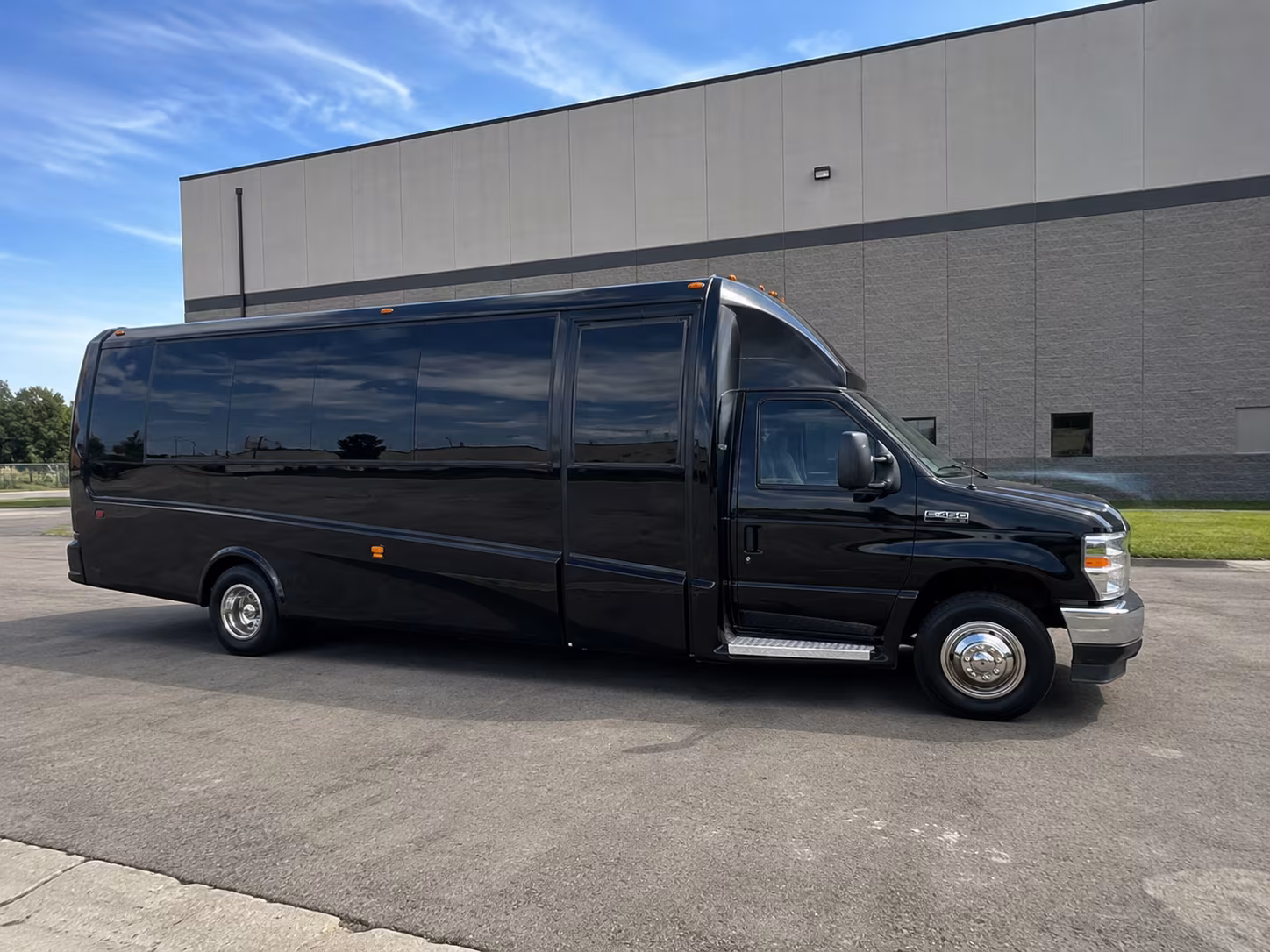 corporate airport transfer buses between maple grove and msp